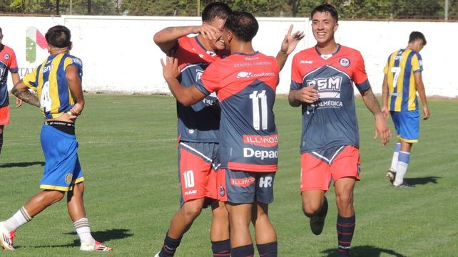 El festejo alrededor del goleador Facundo Marín