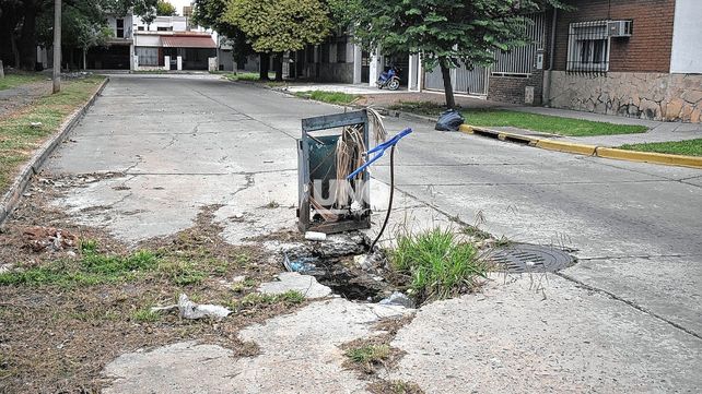 Un pozo de grandes dimensiones en el medio de una calle; la gran preocupación de los vecinos de barrio Roma