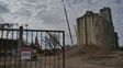 Megatorre de 200 metros en Puerto Norte: comenzaron los trabajos para demoler los antiguos silos