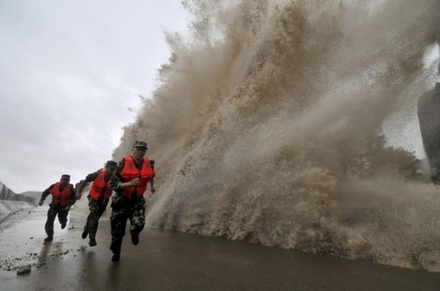 Dos trabajadores portuarios son las primeras víctimas mortales registradas por la entrada del huracán. (Foto: Reuters)