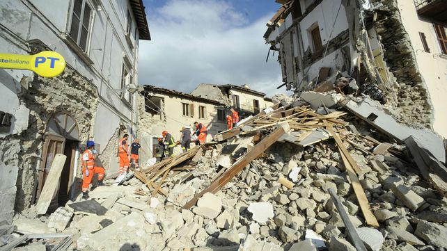 Los rescatistas llevan en camilla a una de las víctimas a través de un edificio en ruinas en&nbsp;Arquata del Tronto.&nbsp;