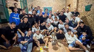 Los jugadores de Central junto al título otorgado por la AFA.