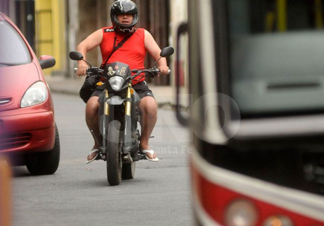 Forma correcta. Un motociclista con su casco: el mejor modo de evitar desgracias.