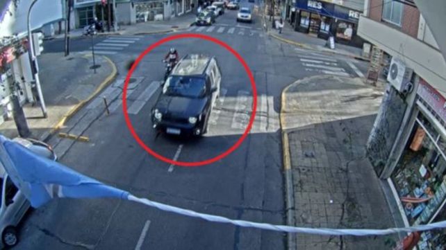 Luego de que el motociclista le pegara con la mano al espejo de la camioneta