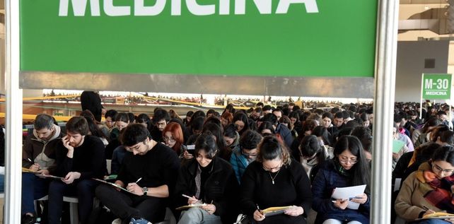 Residencias médicas: nueve egresados de la UNL, forzados a rendir otra vez pese a sus promedios académicos sobresalientes
