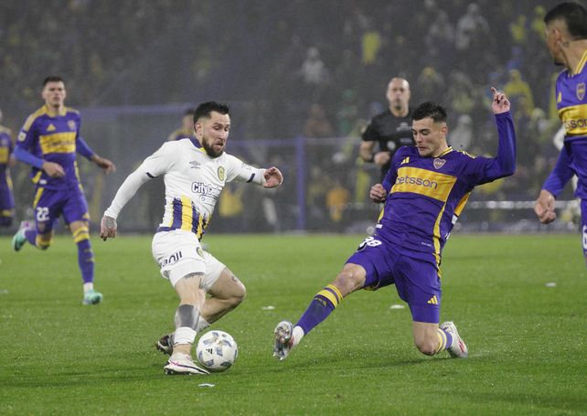Jonatan Gómez enganche ante la marca del jugador de Boca. Gomito volvería a ser titular en Central.