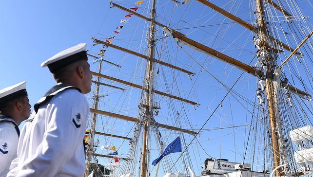 Familiares despidieron a tripulantes de la fragata Libertad, que partió en un viaje de instrucción de seis meses