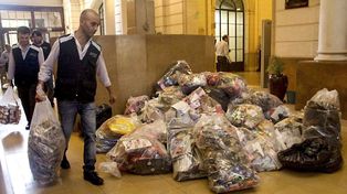 Secuestraron miles de carteras Louis Vuitton y Prada falsificadas