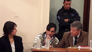Sebastián Wagner condenado a prisión perpetua rodeado por sus abogados.&nbsp;