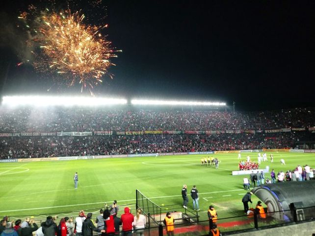 El espectacular recibimiento a Colón captado por los propios hinchas
