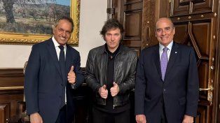 El secretario de Turismo, Daniel Scioli, y el ministro del Interior, Guillermo Francos, con el presidente Milei