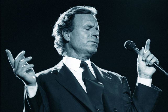 Julio Iglesias es uno de los símbolos de la música en español en el mundo. Julio Iglesias es uno de los símbolos de la música en español en el mundo.