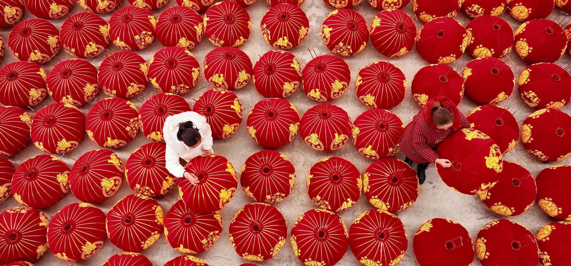Qiandongnan, China. Un trabajador seca productos en una fábrica de linternas. Fotografía: Future Publishing/Getty Images