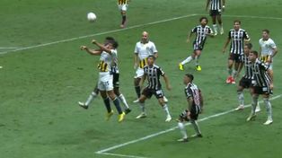 Facundo Mallo salta y Jemerson levanta el codo que impacta en el rostro del jugador canalla. (Imagen de video)