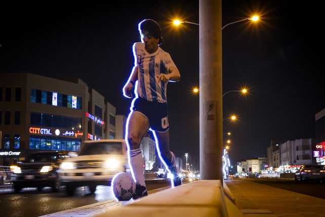 Instalación lumínica. Diego Maradona lleva la pelota en la avenida Al Wakra de Doha, Qatar. 