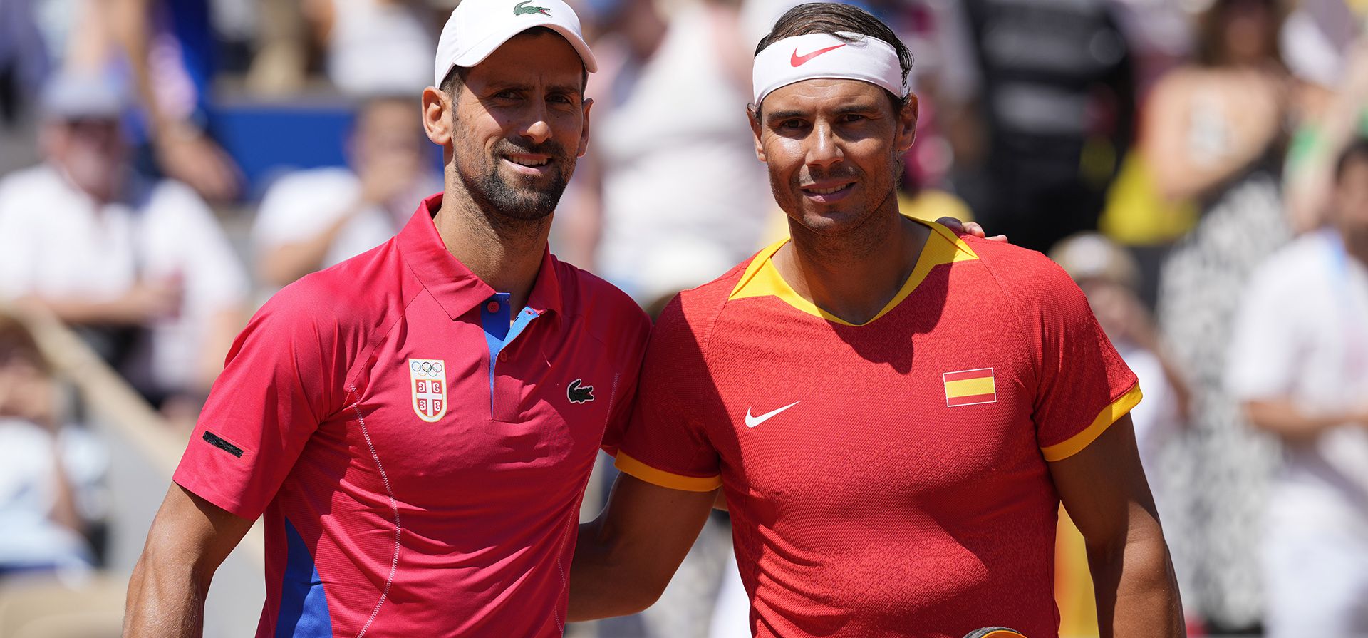 El español Rafael Nadal, a la derecha, y el serbio Novak Djokovicpose posan antes de enfrentarse en la segunda ronda del tenis de los Juegos Olímpicos en el estadio de Roland Garros, lunes 29 de julio de 2024, París, Francia. (AP Foto/Andy Wong) El español Rafael Nadal, a la derecha, y el serbio Novak Djokovicpose posan antes de enfrentarse en la segunda ronda del tenis de los Juegos Olímpicos en el estadio de Roland Garros, lunes 29 de julio de 2024, París, Francia. (AP Foto/Andy Wong)