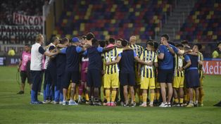 El plantel junto al cuerpo técnico se abrazaron valorando el año que tuvieron.