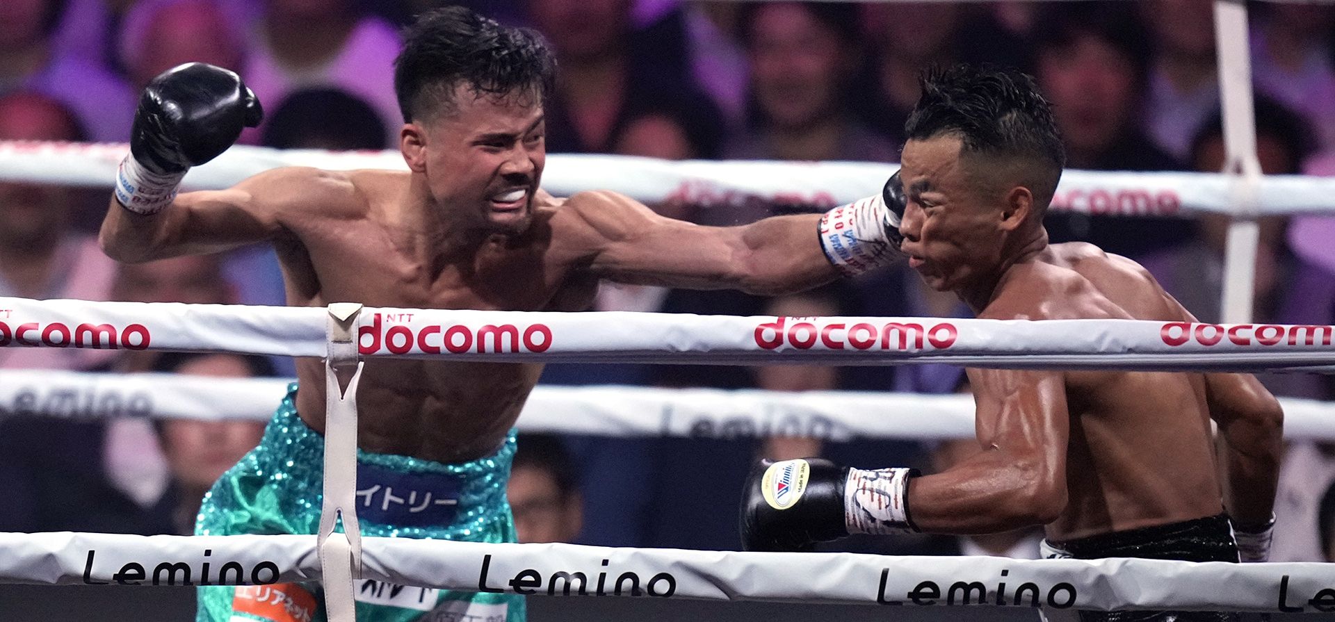 El campeón japonés Yoshiki Takei, a la derecha, y su compatriota Daigo Higa, a la izquierda, pelean durante su combate de boxeo por el título de peso gallo de la OMB en Tokio, el martes 3 de septiembre de 2024. (Foto AP/Hiro Komae) El campeón japonés Yoshiki Takei, a la derecha, y su compatriota Daigo Higa, a la izquierda, pelean durante su combate de boxeo por el título de peso gallo de la OMB en Tokio, el martes 3 de septiembre de 2024. (Foto AP/Hiro Komae)