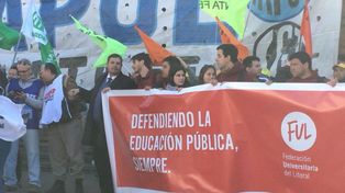 El rector de la UNL Enrique Mammarella participó del “abrazo simbólico”