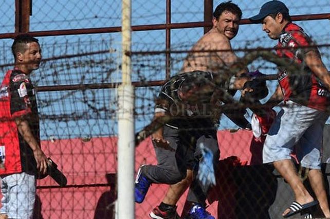 La agresión de los barras en la tribuna que