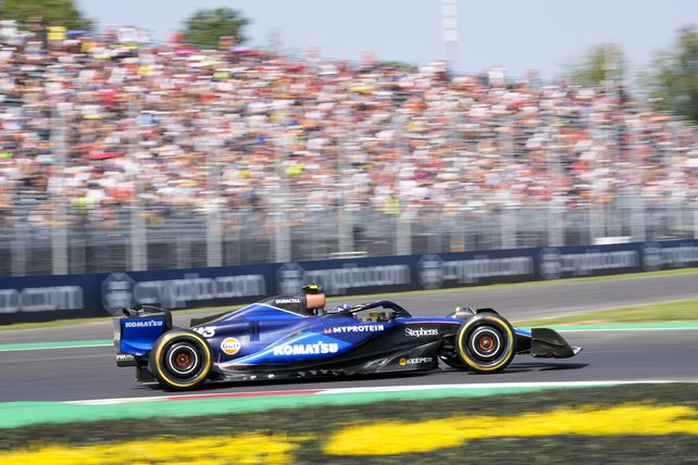 Franco Colapinto conduce su monoplaza durante la primera práctica libre previa a la carrera del Gran Premio de Italia de Fórmula 1 en Monza. (Foto AP/Luca Bruno)