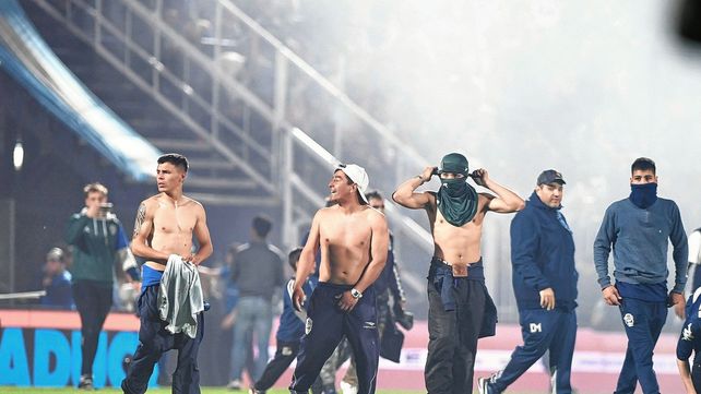 El partido entre Gimnasia y Boca se suspendió por graves incidentes.