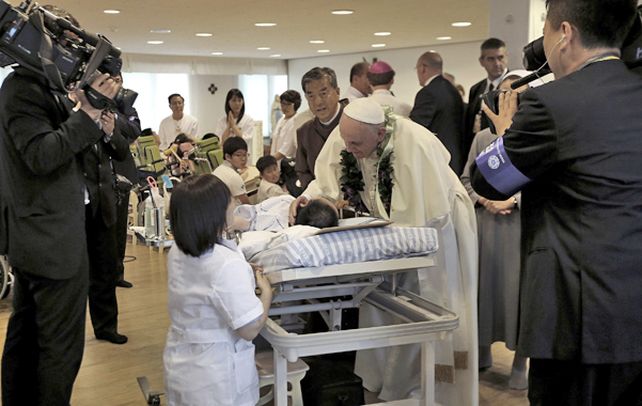 Piadoso. Francisco acaricia a un niño minusválido durante su visita a un cotolengo en Kkottongnae.