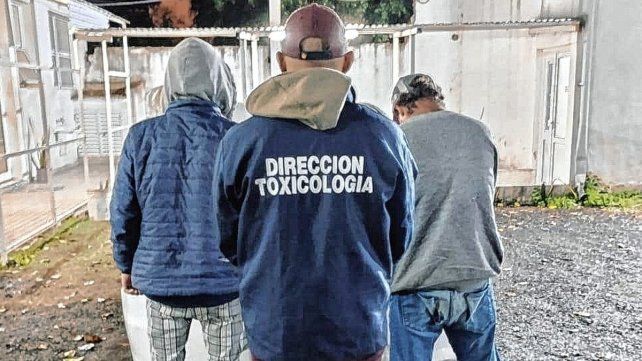 En medio de una tranza de drogas, hubo dos demorados