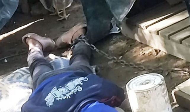 Así descubrieron a la mujer con síndrome de Down en el patio de su casa.&nbsp;