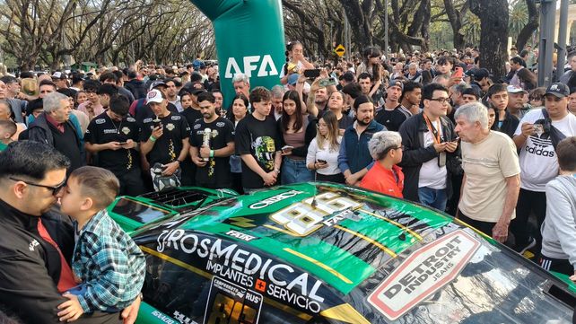 El auto de Ignacio Faín se pierde frente a la multitud que copó el parque Independencia. El Turismo Carretera es una pasión y desde el sábado corre en Rosario.