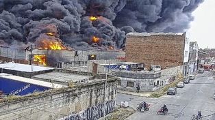 Impresionante y voraz incendio en un predio fabril en Avellaneda