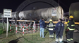 Personal policial y Bomberos trabajan en el lugar donde una mujer fue atropellada por un tren. 