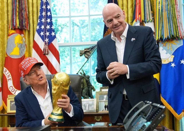Donald Trump y Gianni Infantino junto a la Copa del Mundo que se disputará en 2026.