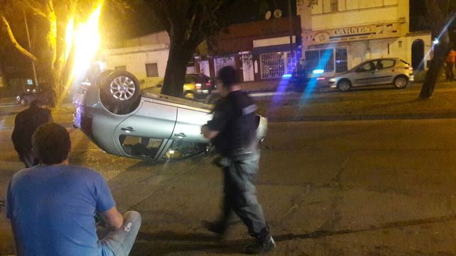 Un auto volcó en plena avenida Galicia, a metros del Centro Gallego