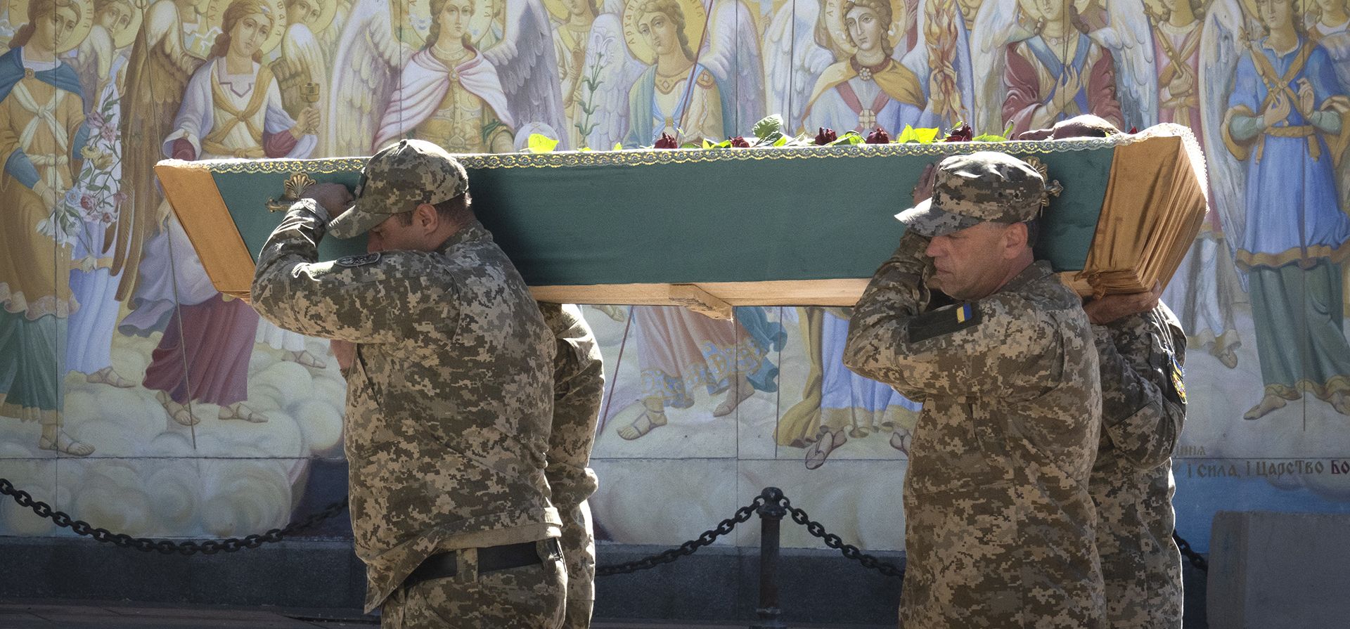 Soldados cargan el ataúd de su camarada, un oficial militar ucraniano muerto durante los combates contra los rusos, durante su funeral en la catedral de San Miguel en Kyiv, Ucrania, el jueves 8 de septiembre de 2022. El secretario de Estado de Estados Unidos, Antony Blinken, anunció el jueves una importante ayuda por valor de más de 2 mil millones de dólares para Ucrania y otros países europeos amenazados por Rusia.