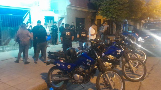 La policía trabajando en la vivienda en la cual vivía la víctima en barrio Fomento 9 de Julio