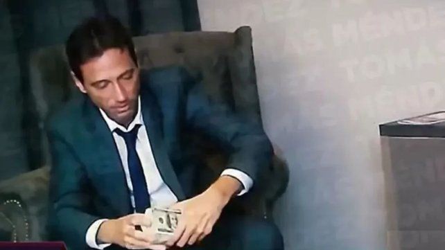 Marcelo Moretti y su polémico momento guardándose los 25.000 dólares.