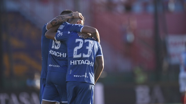 Vélez aplastó a Arsenal y se acerca a zona de Libertadores