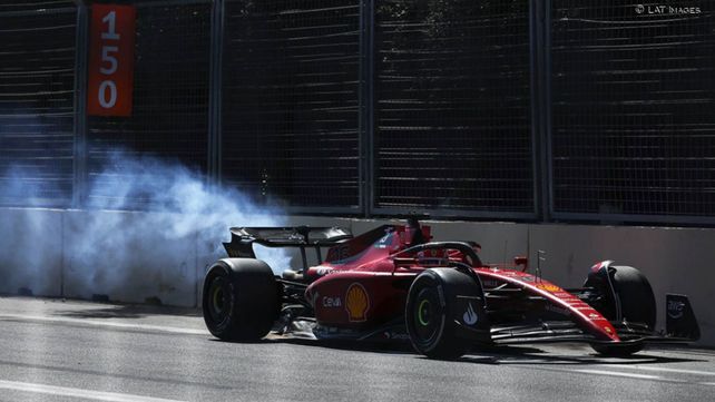 El humo en la Ferrari de Leclerc. Vuelta 21 y adiós.