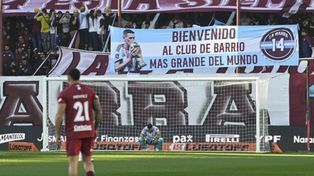 Broun, de rodillas, con la bandera de bienvenida a Di María detrás. El arquero y capitán de los canallas, como la defensa, vienen mostrando una buena solidez. Y Central logró números bárbaros fuera del Gigante.