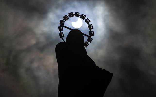 Una estatua de Nuestra Señora