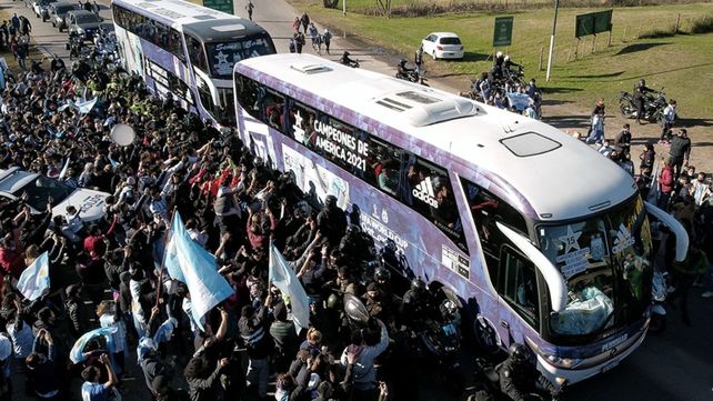 Una caravana acompañó a los campeones de América hasta el predio de la AFA en Ezeiza