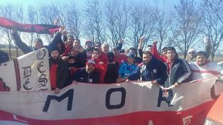 Cruce sorpresivo entre las hinchadas de Colón y Morón