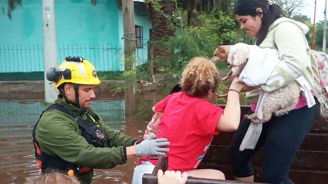Localidades de Tucumán sufieron inundaciones tras el temporal. Suspendieron las clases y vecinos pasaron la noche en las rutas por la crecida de ríos