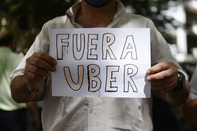 Los taxistas y remiseros son los principales opositores a la legalización del funcionamiento de la aplicación en Rosario.