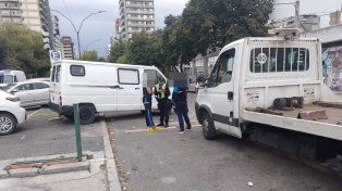 Una inspectora fue atacada con una jeringa al intentar remolcar un auto mal estacionado frente a Medicina