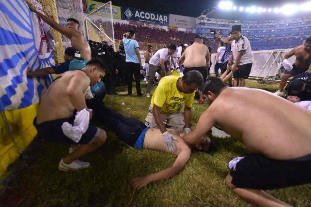 Tragedia en El Salvador: 12 personas mueren en el estadio Cuscatlán