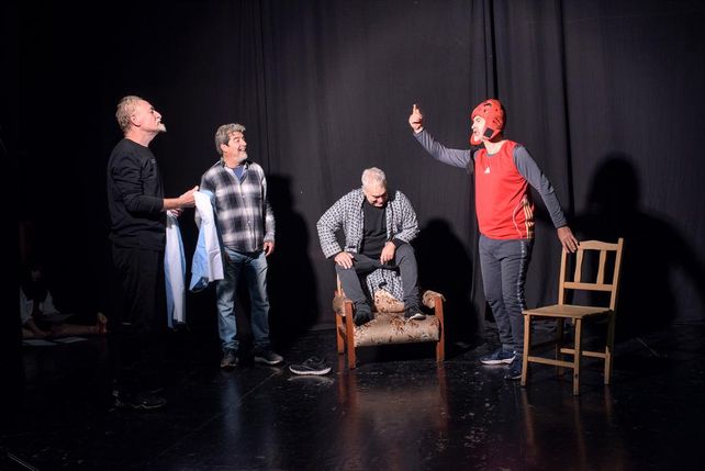 Perfume de campeones; obra teatral surgida de las distintas escuelas de teatro del sur santafesino. Escrita por el gestor cultural Paul Citraro.