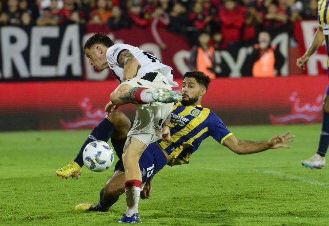 Se sacan chispas. Facundo Mallo hostiga al Colo Ramírez en el último derbi en el Coloso de este año. El defensor canalla y el nueve leproso serán titulares.&nbsp;