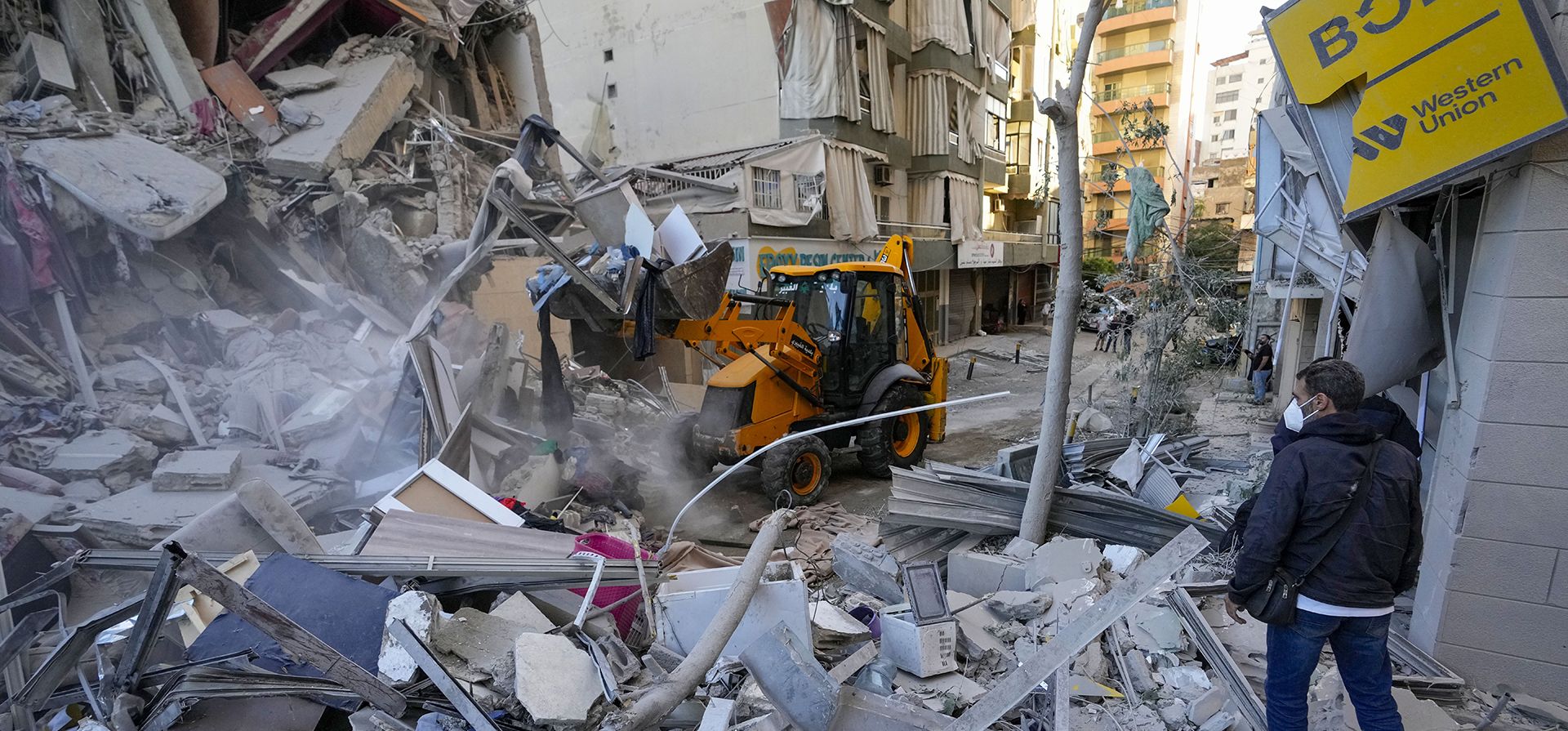 Rescatistas utilizan una excavadora para retirar escombros de edificios destruidos en el lugar de un ataque aéreo israelí el domingo por la noche que golpeó varias oficinas de la entidad financiera gestionada por Hezbollah-run Al-Qard Al-Hassan en un suburbio sureño de Beirut, Líbano, el lunes 21 de octubre de 2024. (AP Foto/Hassan Ammar) Rescatistas utilizan una excavadora para retirar escombros de edificios destruidos en el lugar de un ataque aéreo israelí el domingo por la noche que golpeó varias oficinas de la entidad financiera gestionada por Hezbollah-run Al-Qard Al-Hassan en un suburbio sureño de Beirut, Líbano, el lunes 21 de octubre de 2024. (AP Foto/Hassan Ammar)